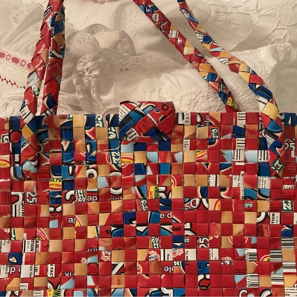 NEW/ REBAGZ HALF THE SKY DESIGNS HANDMADE IN PHILIPPINES RECYCLED JUICE BAG - Picture 9 of 16